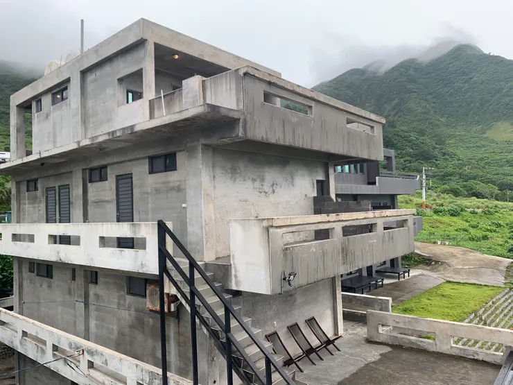 從本館拍攝別館,二樓有個大露台可做日光浴