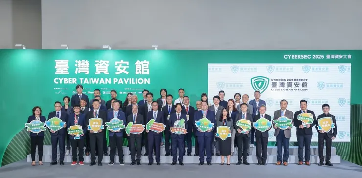 總統賴清德（中）偕同臺灣資安品牌代表合影，共同聚焦目前與未來面臨的資安挑戰，攜手打造更加安全信賴的數位未來。