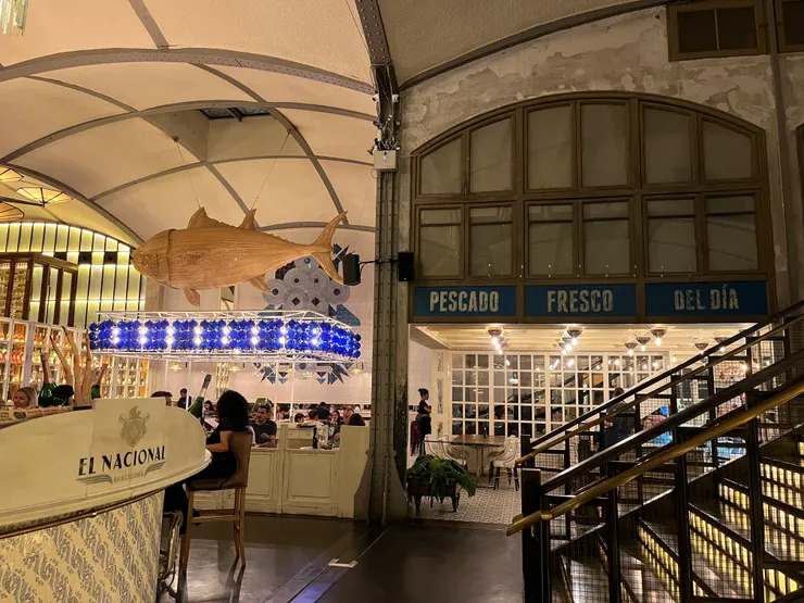 海鮮為主的餐廳放了一隻大魚在天花板