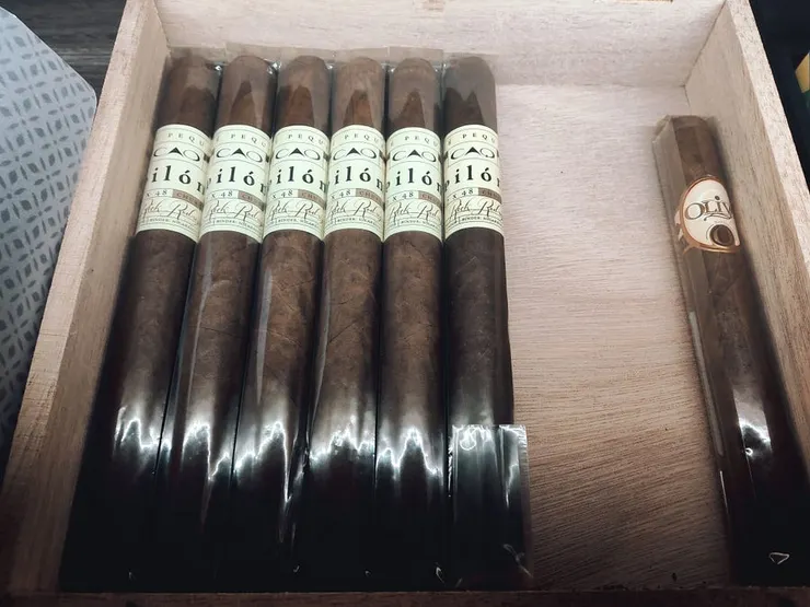 C.A.O Churchill雪茄(左)，明顯比Oliva Serie O Corona大上許多