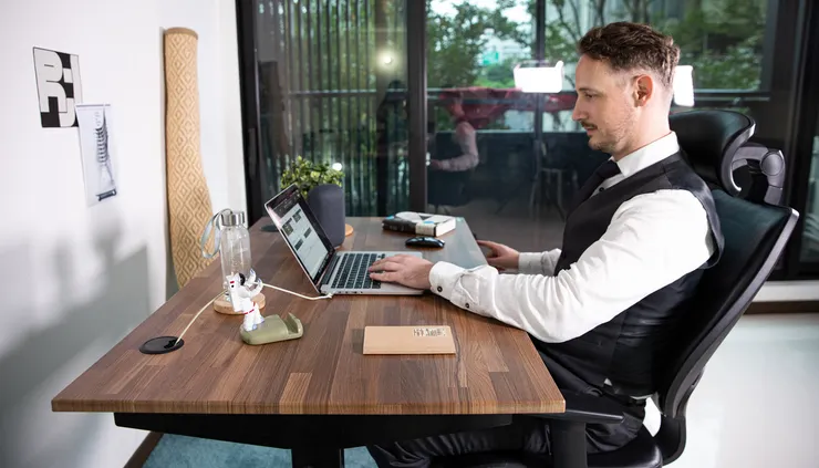 Backbone 電動升降桌