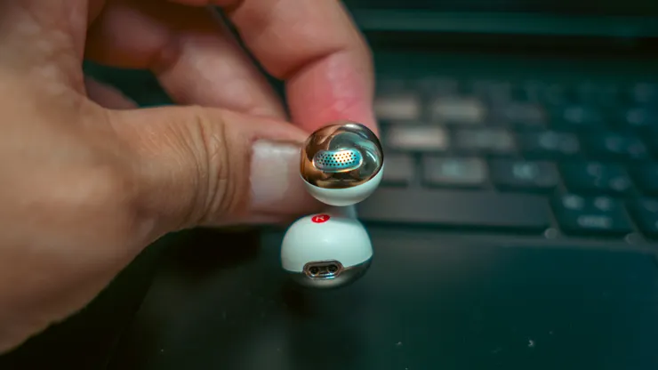 注意看出音孔是”歪”的