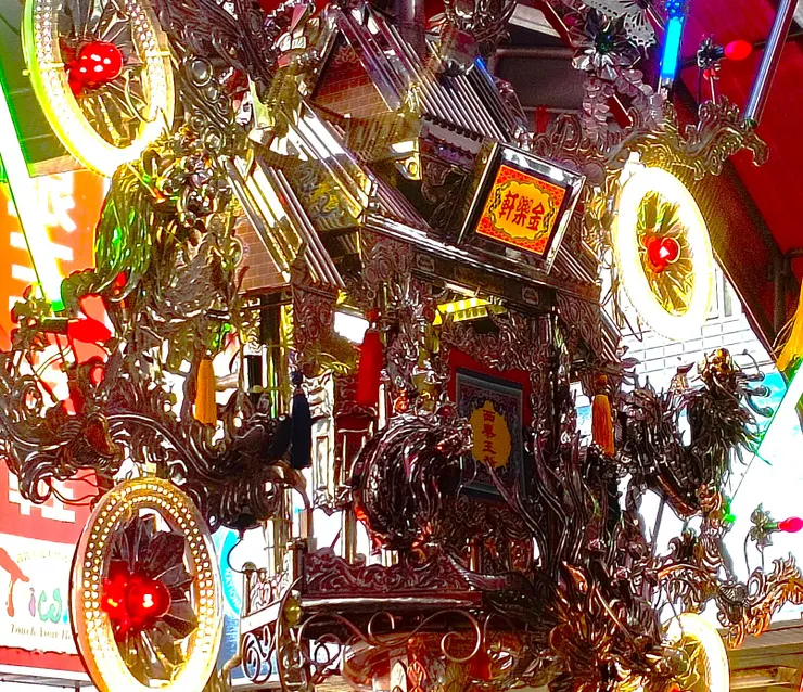 金樂軒家私虎頂端的西秦王爺神龕