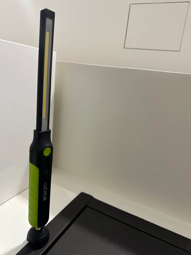 這個手電筒有吸鐵功能，就吸在門上