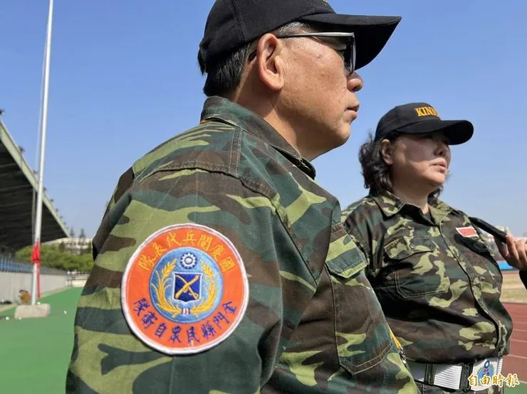 2021年時「國慶閱兵自衛隊促進會」舉辦點閱召集,當中臂章可見到「國慶閱兵代表隊」、「金門縣民眾自衛隊」(圖片引用:自由時報,吳正庭拍攝)