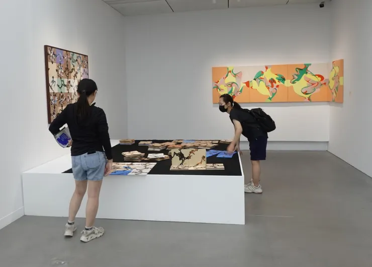 《隨機拼盤》是一件歡迎參觀者如拼圖重新拼排的作品。（圖片來源：https://www.facebook.com/kaohsiungmuseum）