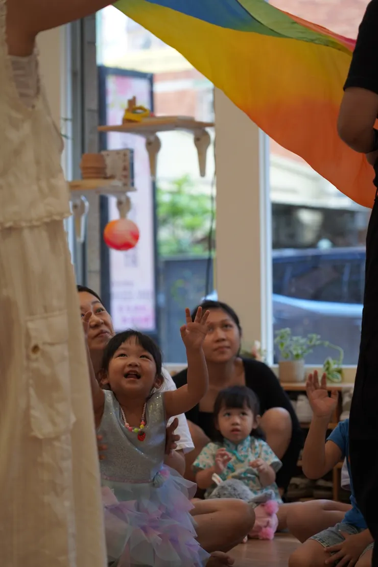 將音樂配合遊戲絲巾 拍攝：葉子