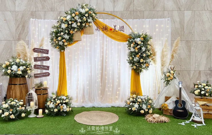 #福爾摩沙遊艇酒店-幸福檸檬黃-法爾婚禮佈置   用溫暖的檸檬黃色系搭配玫瑰與綠植，打造出宛如在陽光下野餐的輕柔氛圍。花門、木桶、燈串、吉他與小帳篷，希望賓客一踏進來，就感受到輕鬆與喜悅。   幸福不只是色彩，是你們看向彼此時，眼裡的光。 私訊預約諮詢，帶著你的夢想，我們來實現！ 用專業佈置，讓你的故事閃耀動人！  讓我們一起見證您人生中最重要的時刻！ 歡迎FB或 IG私訊詢問與我們預約哦~ *平日一~五下午 2:00 到晚上 9:00 都可以預約來門市哦!! *(若需假日前來可以另外和我們再約時間哦!!) 法爾婚禮佈置地址: 台南市東區文化路131號 車子可以直接停在我們門口喔!~ 台南婚禮 #台南婚禮佈置推薦 #台南婚禮佈置 #南部婚禮佈置 #高雄婚禮佈置 #嘉義婚禮佈置 #屏東婚禮佈置 #婚禮佈置 #家宴婚禮佈置 #戶外婚禮佈置 #中國風婚禮佈置 #中式婚禮佈置 #大理石 #秀和服 #漢唐婚禮 #尾牙佈置 #flower #tainan #台南 #decor #台南婚禮 #FARweddings