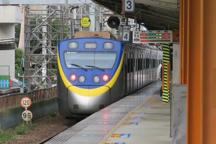 出站的EMU800/攝影:作者/內壢