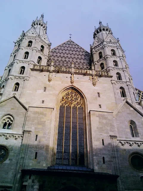 維也納地標聖史蒂芬大教堂 馬賽克拼圖屋頂