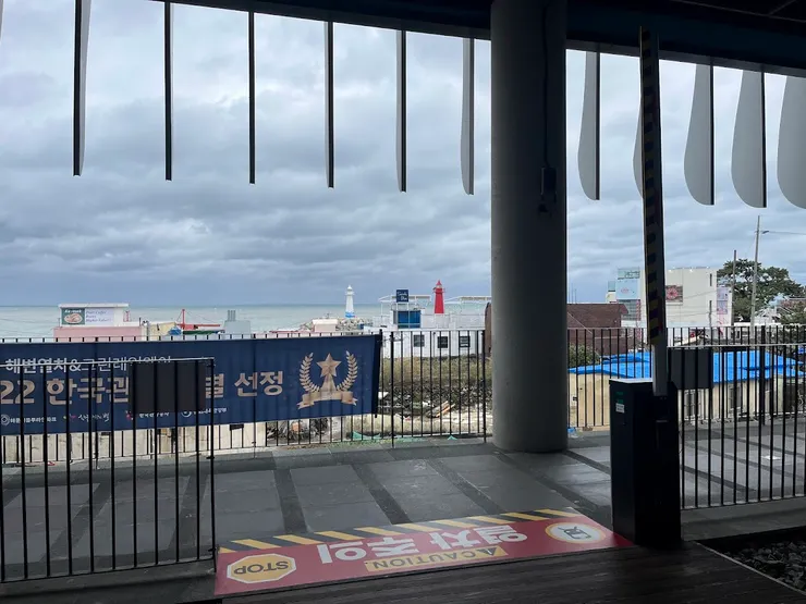 遠觀的青沙浦紅白燈塔