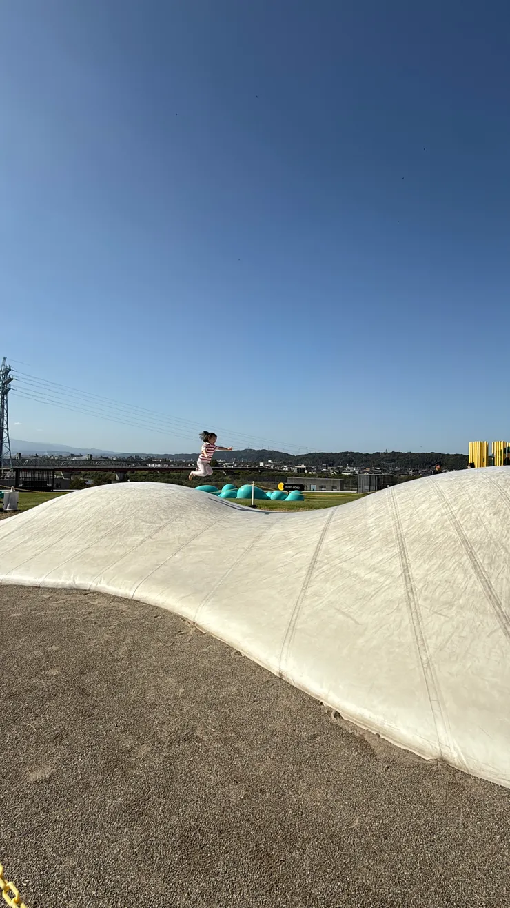 在天空花園正中間，可以彈跳的遊具最後歡迎，我妹說他週末去滿滿的小孩～