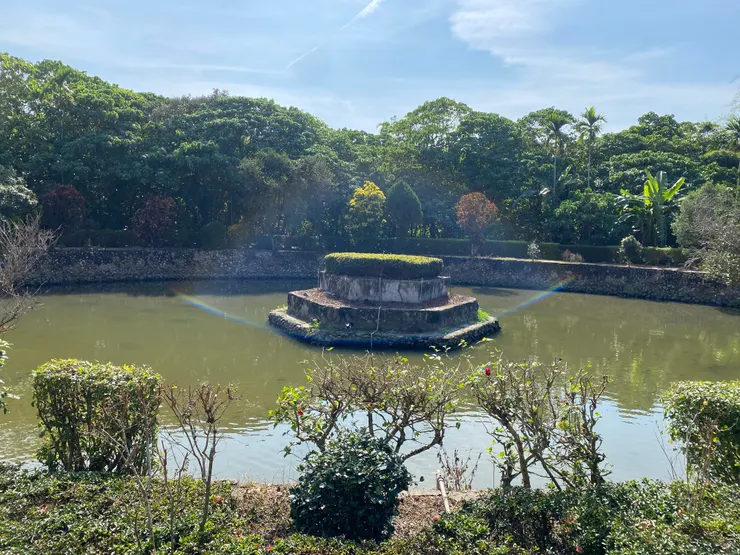 劉氏家族興建的半月池