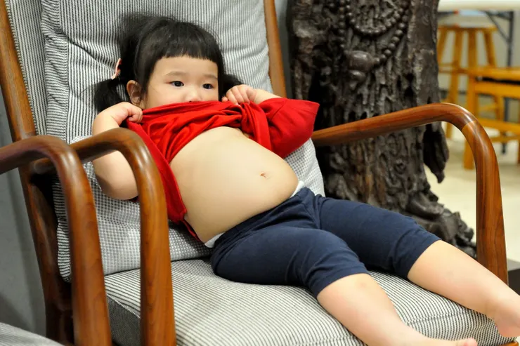 【窗外不傳爆竹聲屋內仍充滿歡樂 眾人目光常聚焦愛搞怪的小傢伙】