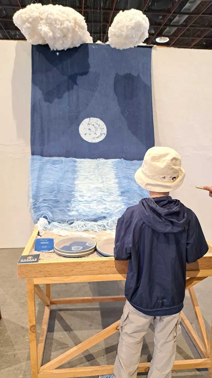 很有巧思的設計，只要搖盤子，上面的珠子就會發出類似海浪的聲音