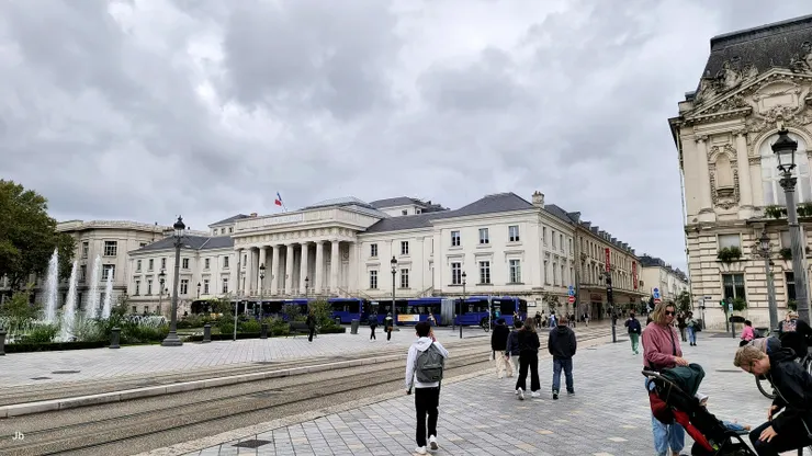 【市政廳司法院隔條街電車來去 讓饒勒斯廣場週邊是此城精萃！左司法院、右市政廳成對稱。】