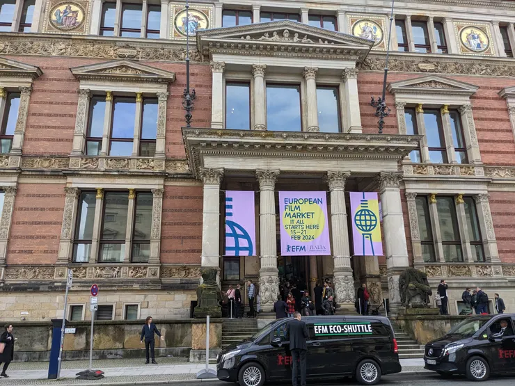 歐洲電影市場展的場館Gropius Bau及外頭停著等待載客的接駁車