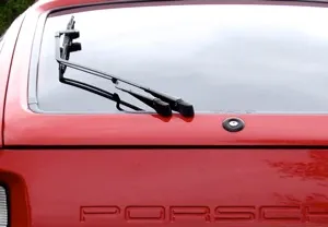 保時捷最奇特的後雨刷：平行四邊形鉸接式雨刷器作為 928 的標準配備，保時捷於 1962 年首次在 718 GTR Coupé 的前雨刷使用了這項技術