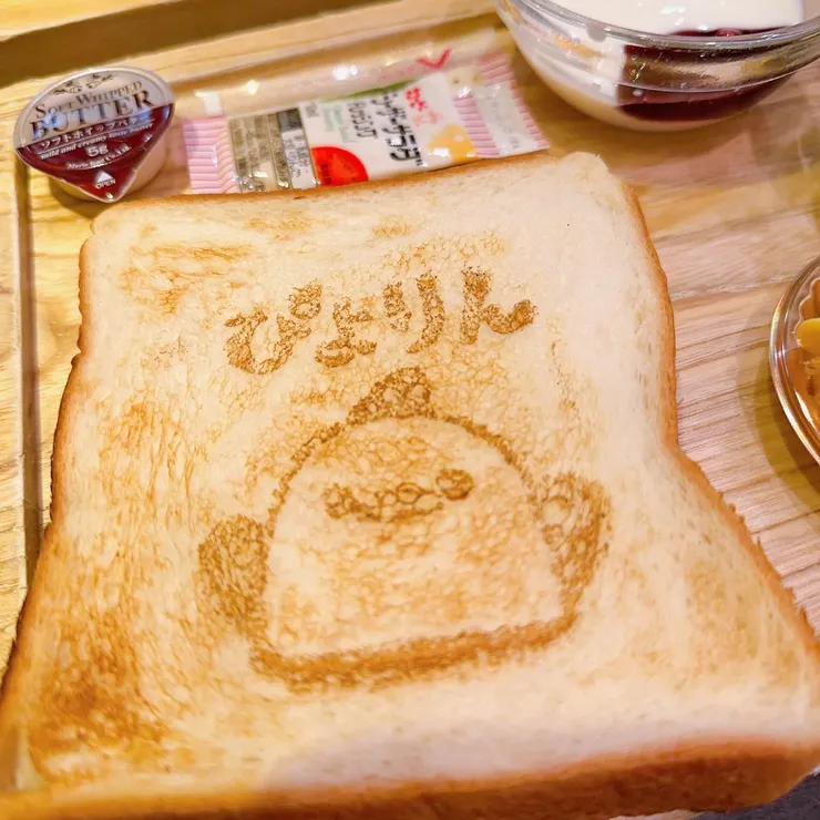 吐司上有小雞的圖案 可可愛愛