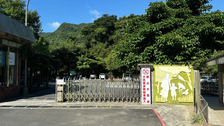 停車場，靠左進入