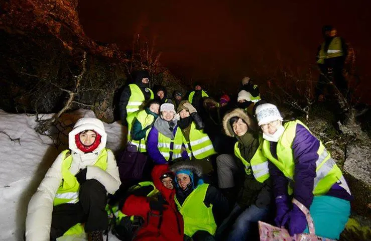 大家在寒冷的雪地等待救援