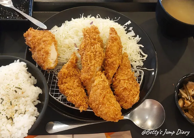 ▲福勝亭-鮮嫩炸雞柳定食/圖片來源：Betty's Jump Diary