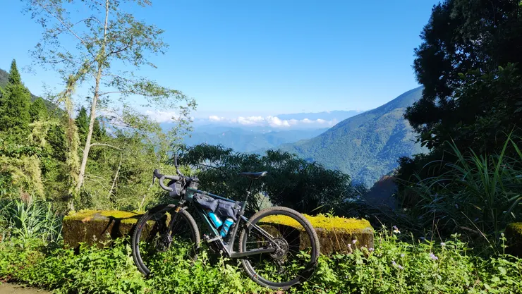 遠方雲霧處就是日月潭