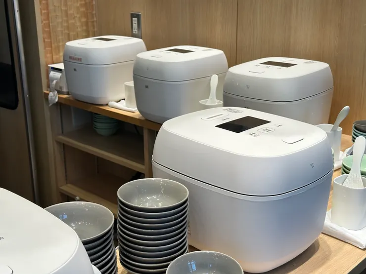 排了約一小時後可以入座，但最搶眼還是這群電飯煲軍團！