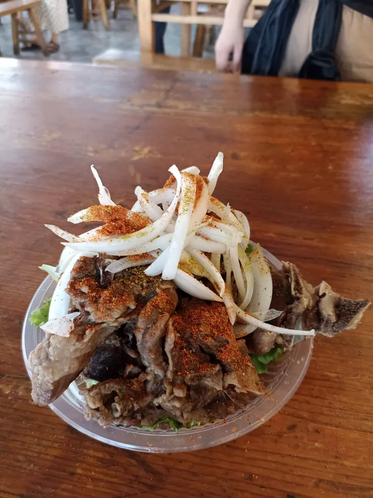 手抓羊肉，洋蔥也是爽甜！