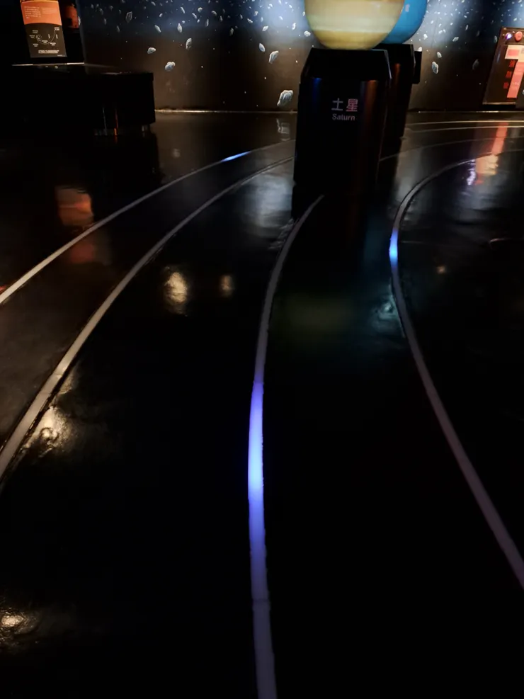 距離太陽愈遠的行星，繞行速度愈慢、週期愈長