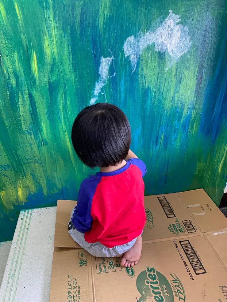 這面牆是在疫情那段期間，我們花了很多日子堆疊出來的；每週顏色都不一樣。當時感覺很療癒，現在想到就有點想要重新裝潢一下！但謝謝這面牆壁，陪我們渡過最恐懼的時光