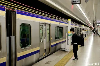 多年沒來成田機場，沒想到車站已經裝設升降式月台門，快速列車也已經換成E235系行駛