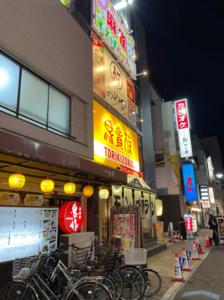 沿路燒烤店居酒屋不少