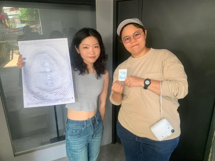 我和梁的合影。賀喜她是今年北藝大某碩士的狀元。我家台南妹仔就是讚，無話可說。