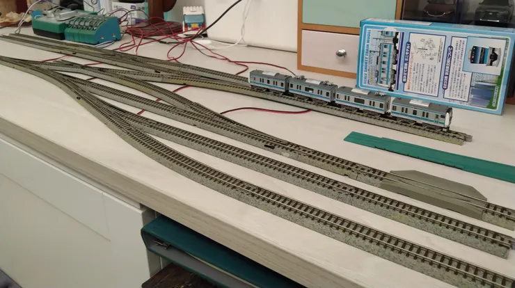 道岔的控制線壓在軌道底下看起來超級亂的