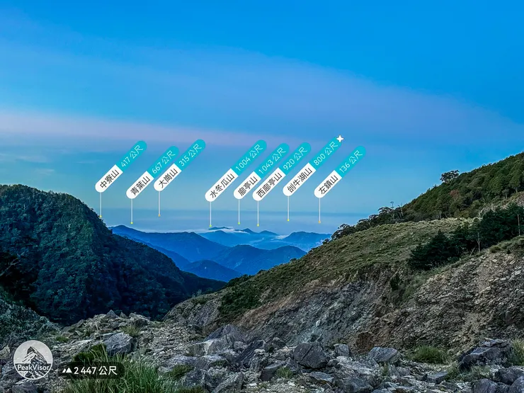 昨天雲海遮住了山下的景色,這是清晨雲海散去後的山景