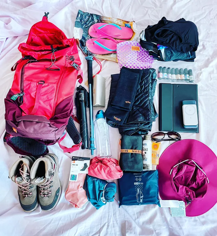 我朝聖之旅的所有裝備 (後來沒有帶IPAD跟太陽眼鏡& 一般眼鏡)