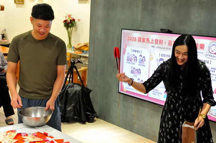 【把婆家當娘家回拉拉再創新遊戲 百萬紅包鏟鏟樂婆婆笑到快岔氣─拉拉說明撈財工具。】