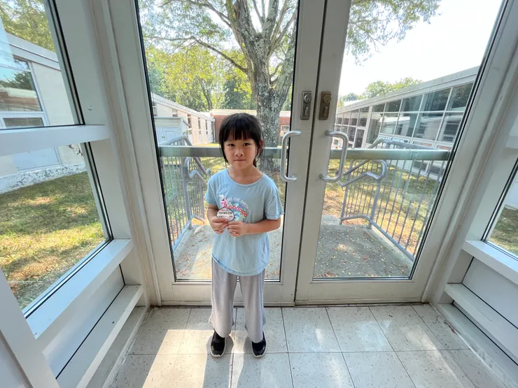 擺放好文具後，稍微跟其他家長聊上幾句。離開時，獲得棒棒糖的愷❤️