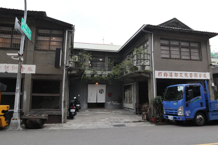 躲在ㄇ字凹槽內的建築入口