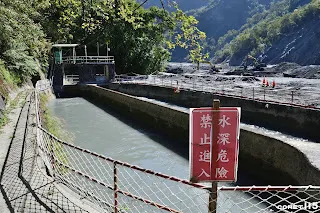 兩道水閘門之間有一小塊沉砂池