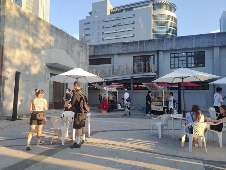 室外餐車+桌椅氛圍很chill