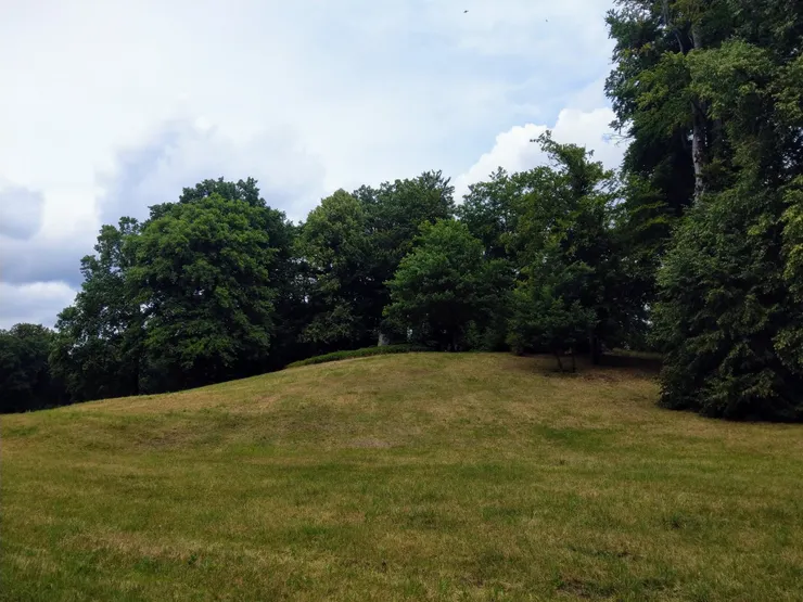 山坡上的普克勒浮雕紀念碑