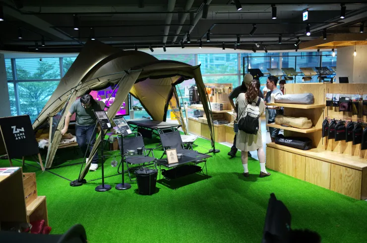 三樓的馬布谷專區，也就是ZN和Hilleberg！