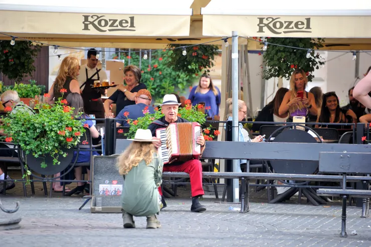 【在集市廣場拉手風琴的街頭藝人】