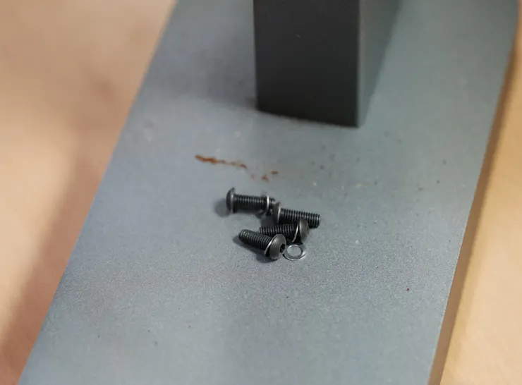 底座內部的磁鐵變成收納拆卸螺絲的好地方