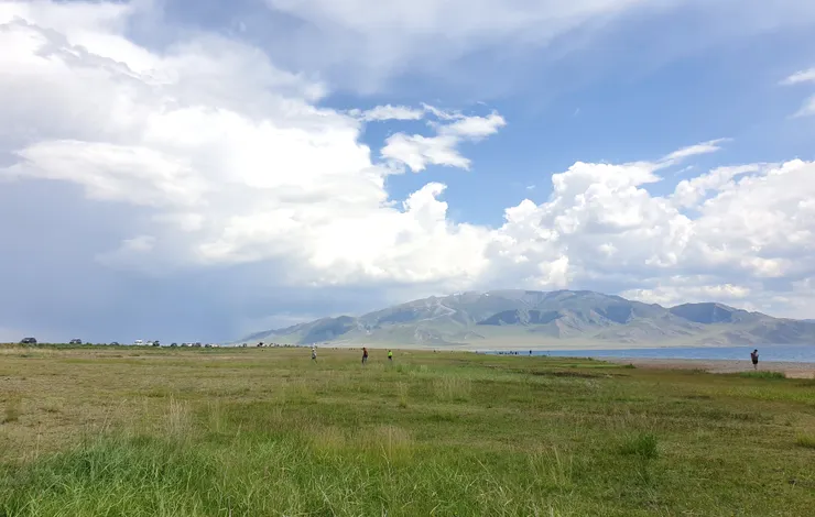 湖的另一邊是一望無際的草原和高山,是哈薩克族、蒙古族放牧的地方