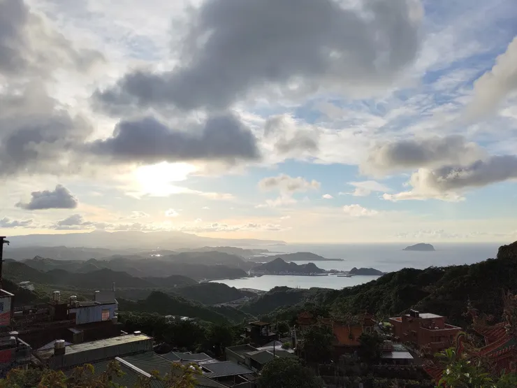 和朋友一起去九份拍下的照片，希望明年也能繼續收獲如此漂亮的風景～