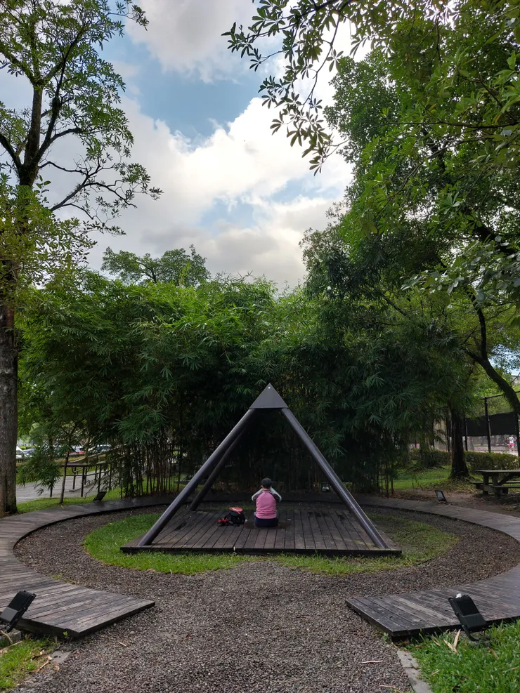 可以時常看到在此打坐感受的人們