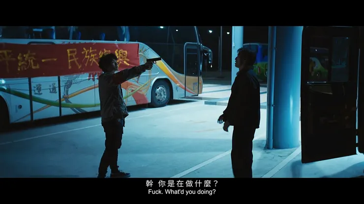 手上拿的可能是Glock 17